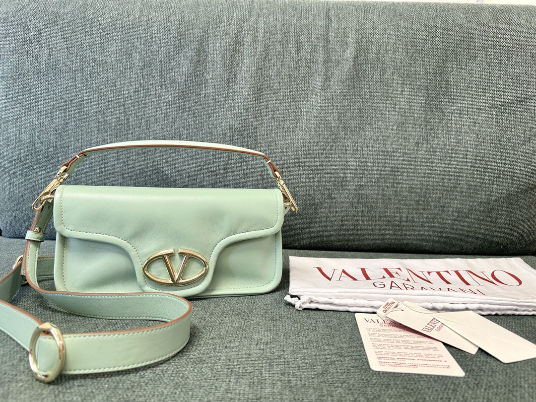 Valentino Vlogo Signature Bag-26*1399CM