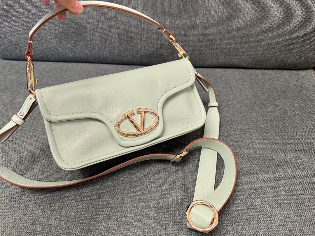 Valentino Vlogo Signature Bag-26*1399CM