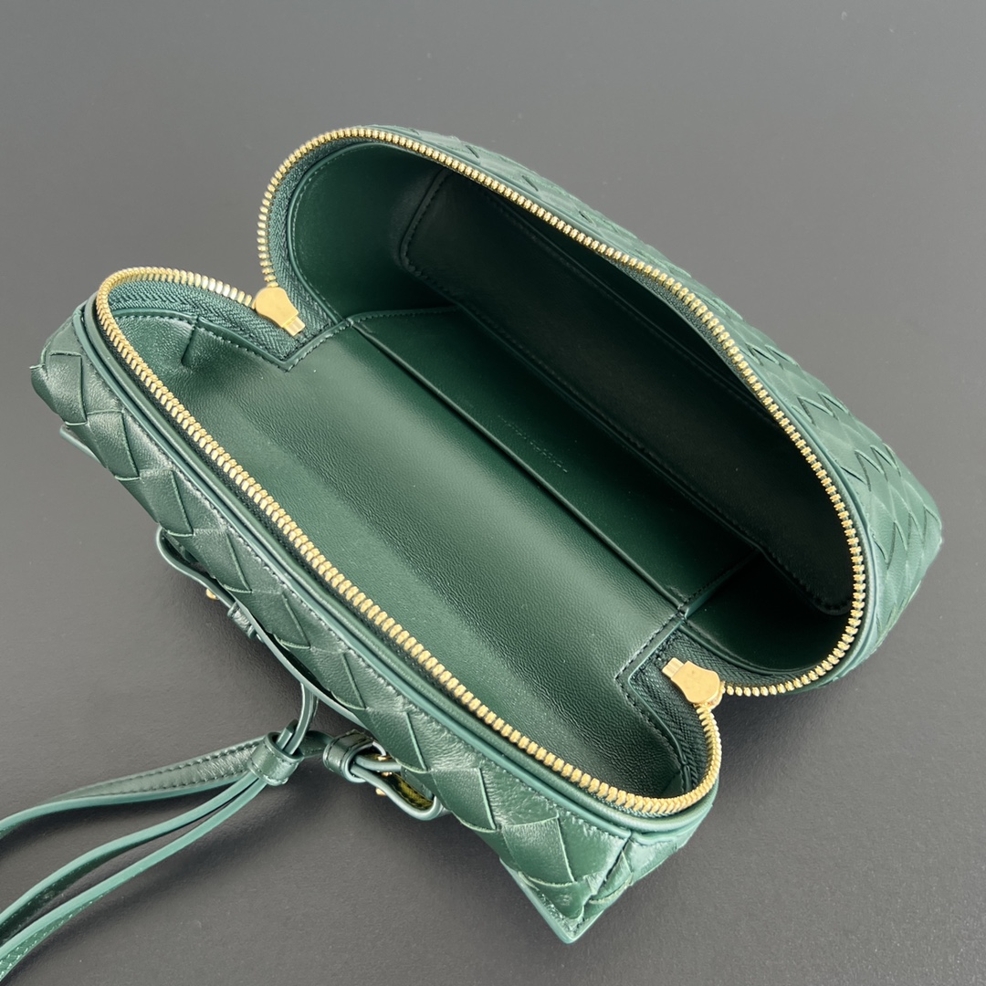 bo*te*ga Ve*ne*ta vanity case bag-22x12.5x5cm