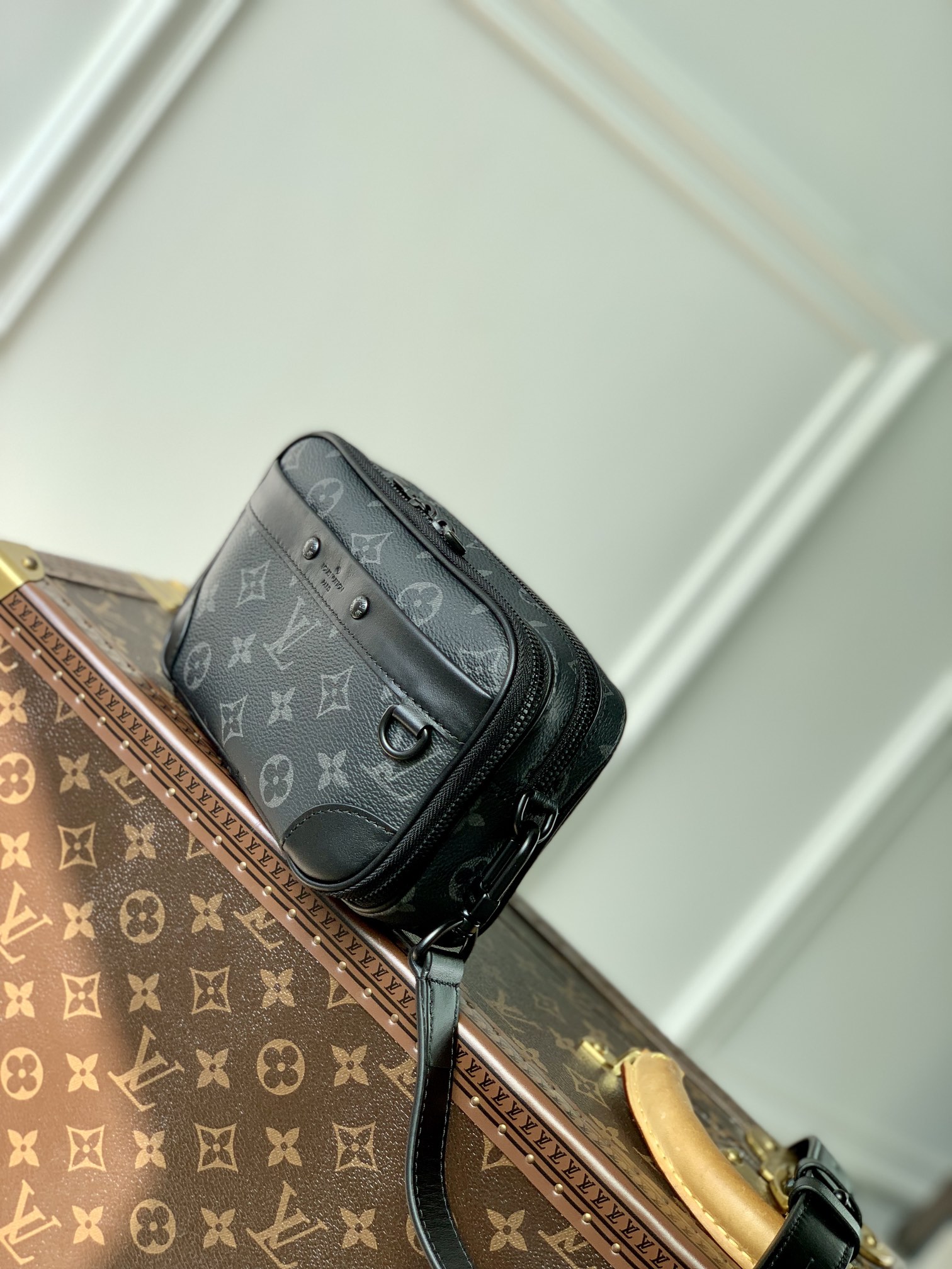 l0*is V*t0n neo alpha bag- m8254-11.0 x 18.5 x 6.5cm