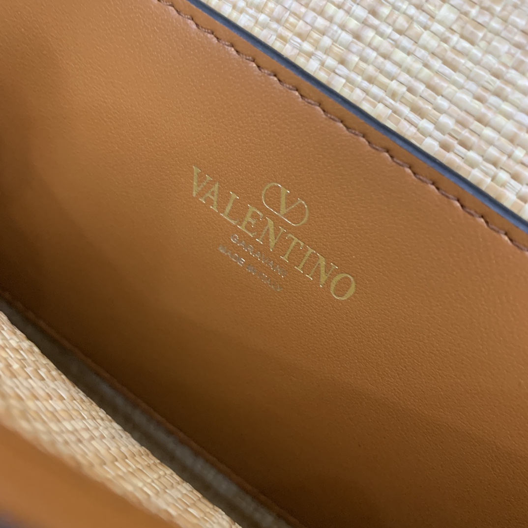 Valentino Rockstud Shoulder Bag In Woven Raffia-22.5*15.5*6CM