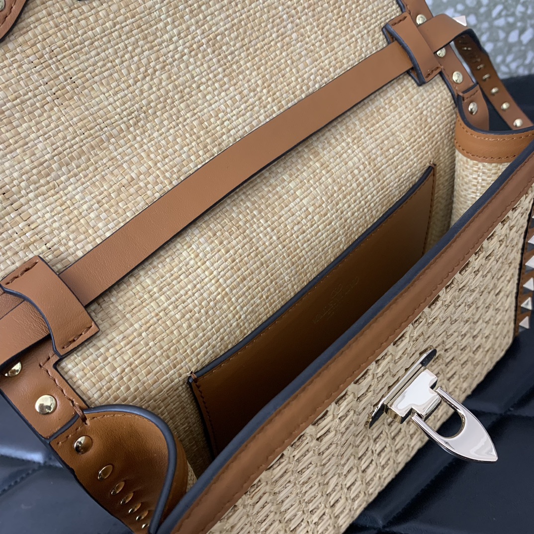 Valentino Rockstud Shoulder Bag In Woven Raffia-22.5*15.5*6CM