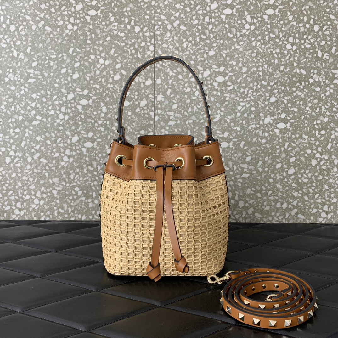 Valentino Garavani Rockstud Bucket In Woven Raffia-16*18*11CM