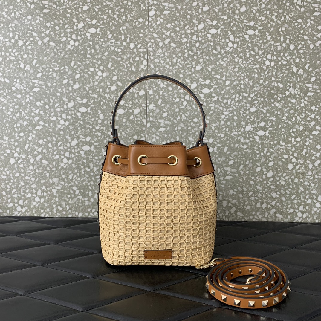 Valentino Garavani Rockstud Bucket In Woven Raffia-16*18*11CM