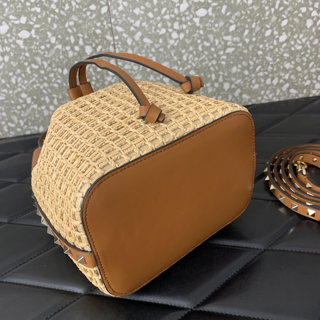 Valentino Garavani Rockstud Bucket In Woven Raffia-16*18*11CM