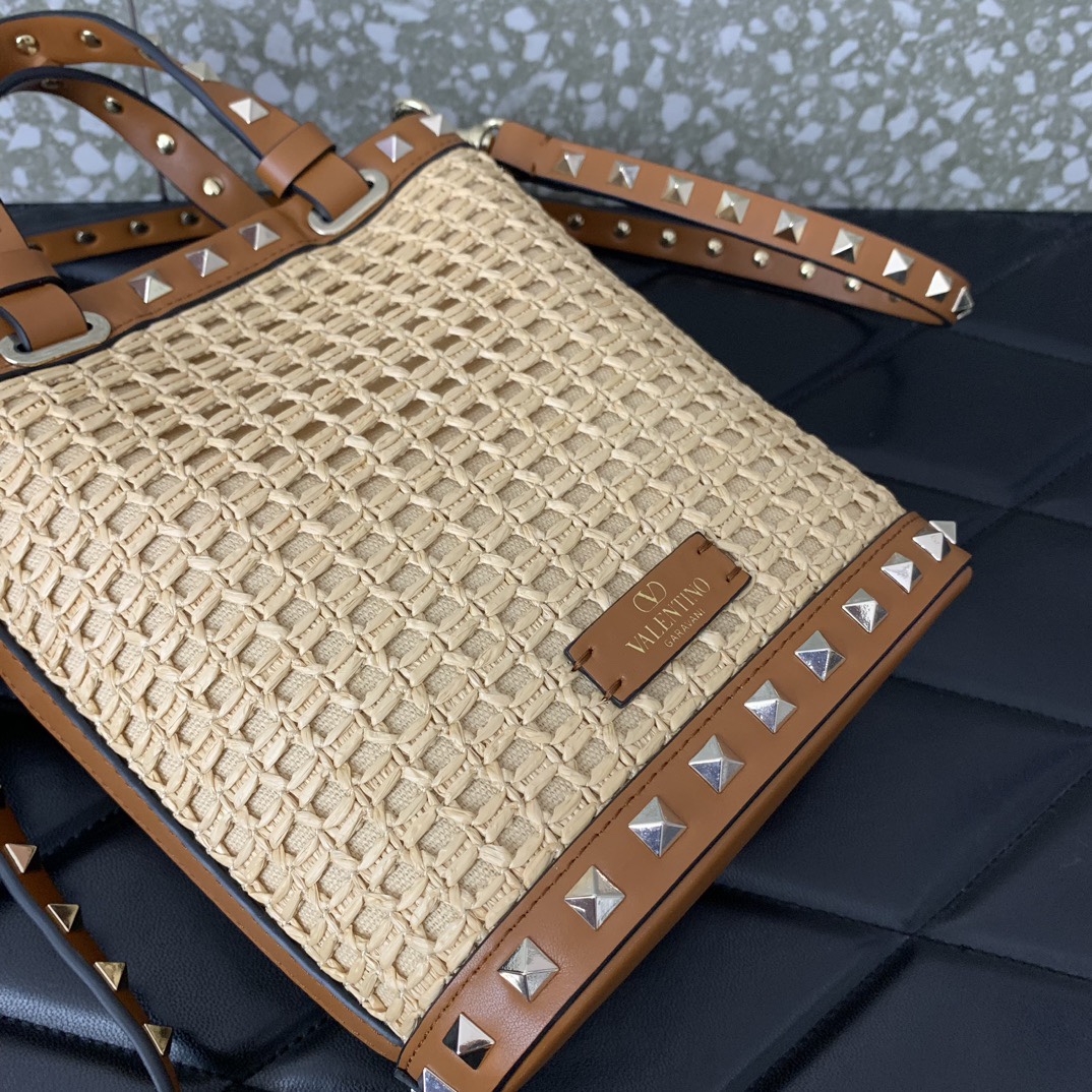 Valentino Garavani Rockstud Bucket In Woven Raffia-16*19*8.5CM