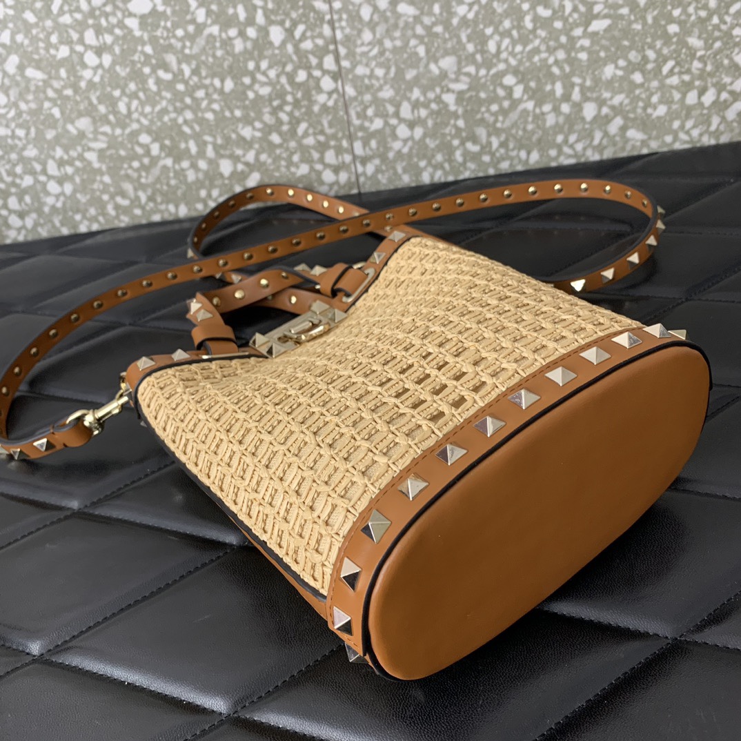 Valentino Garavani Rockstud Bucket In Woven Raffia-16*19*8.5CM