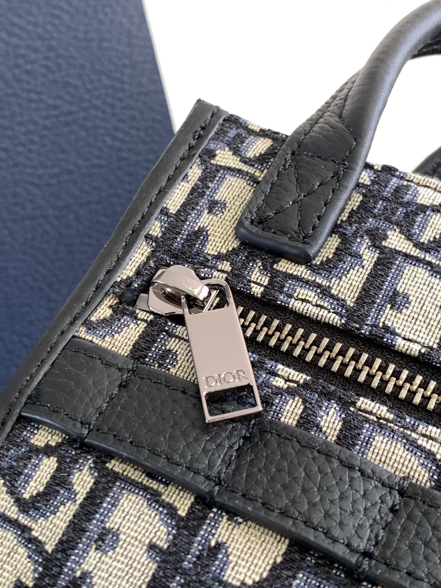 d*or safari Nor*h-south bag-14 x 19 x 6.5cm