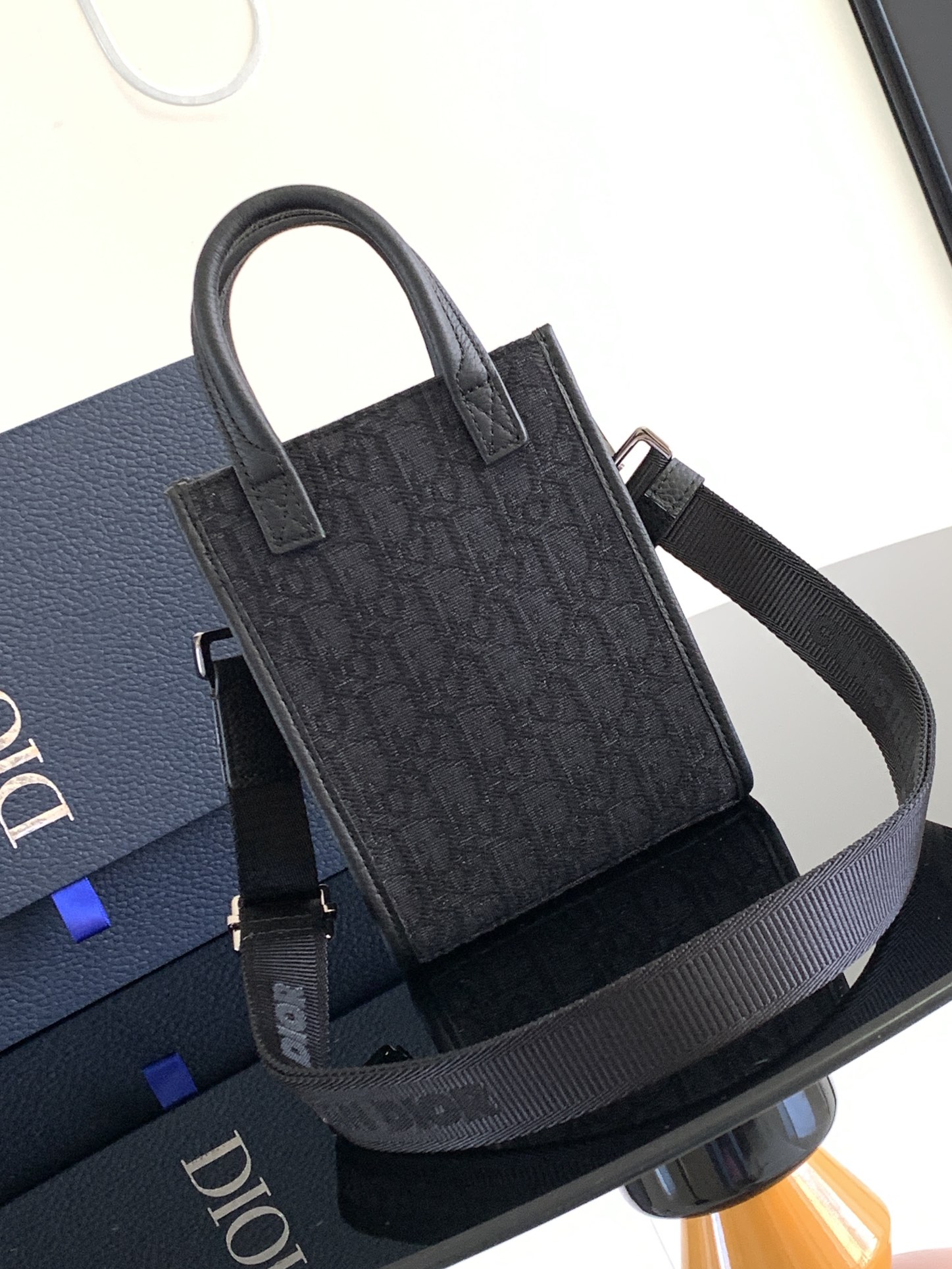d*or safari Nor*h-south bag-14 x 19 x 6.5cm