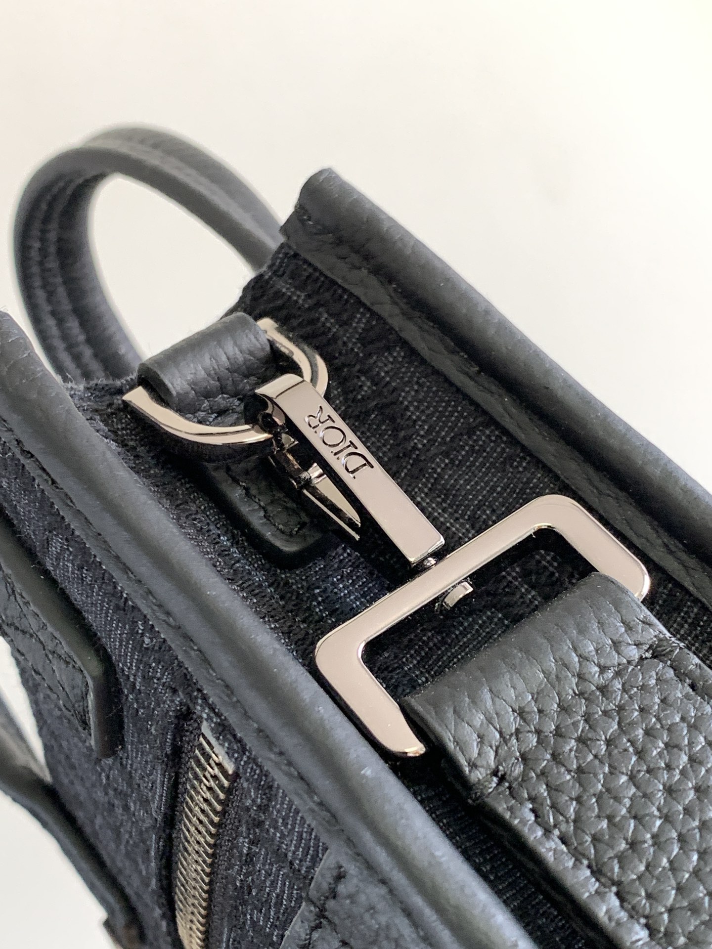 d*or safari Nor*h-south bag-14 x 19 x 6.5cm