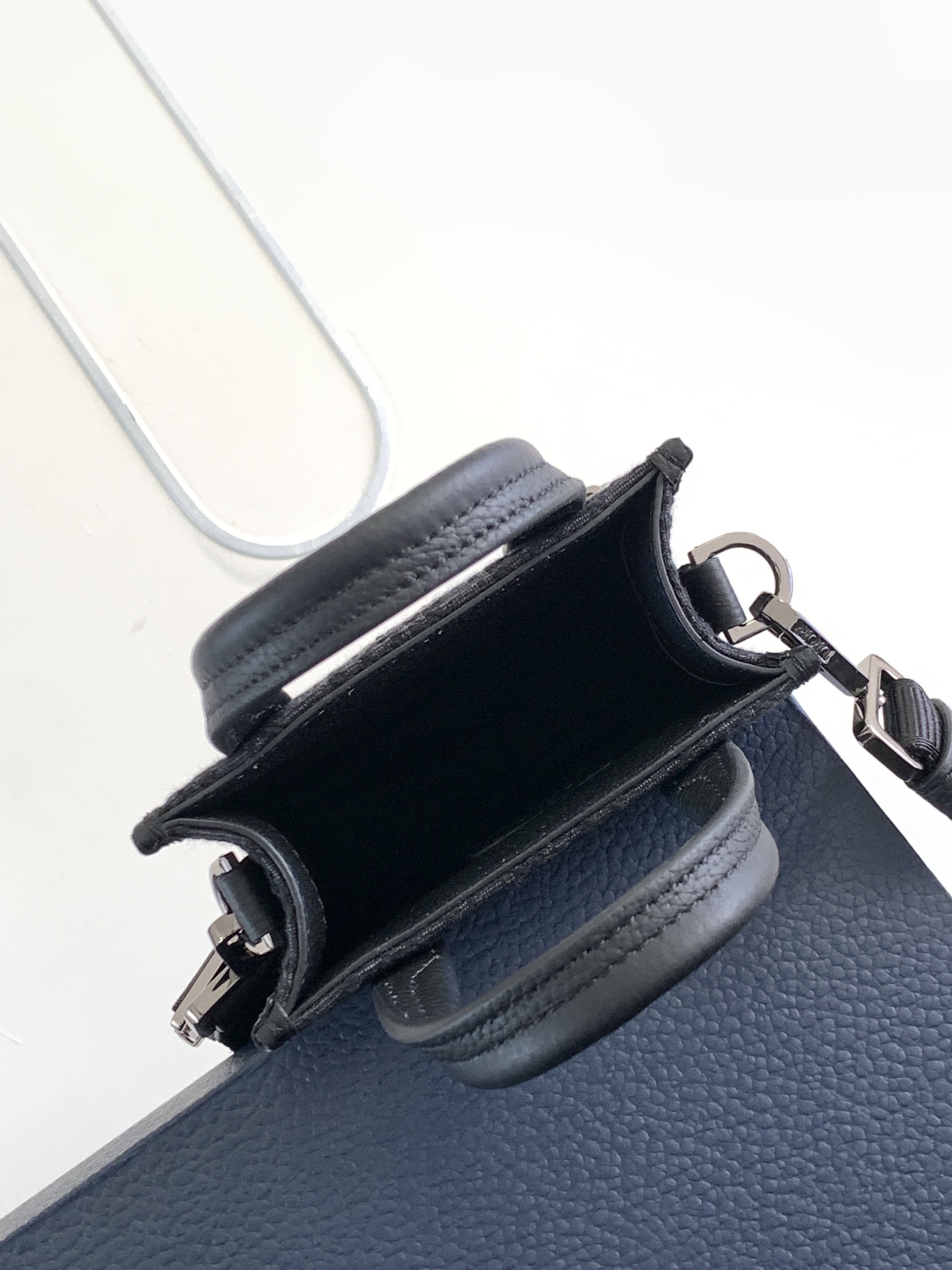 d*or safari Nor*h-south bag-14 x 19 x 6.5cm