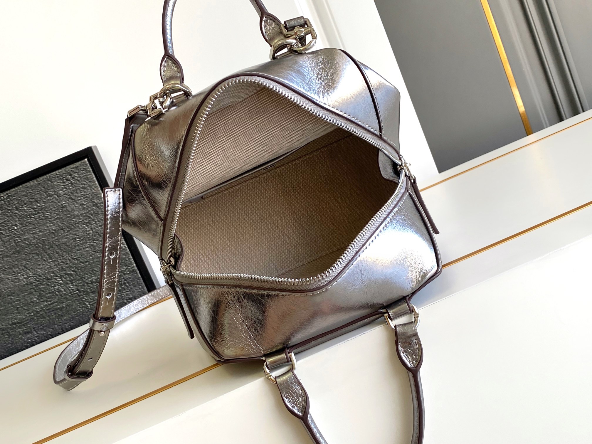 Givenchy Anyigona Cube Tote-13*19*22CM