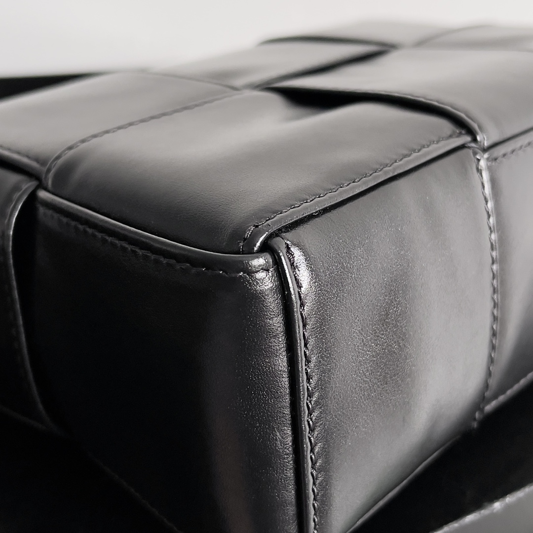 bo*te*ga Ve*ne*ta mini cassette bag-21*13*6.5cm