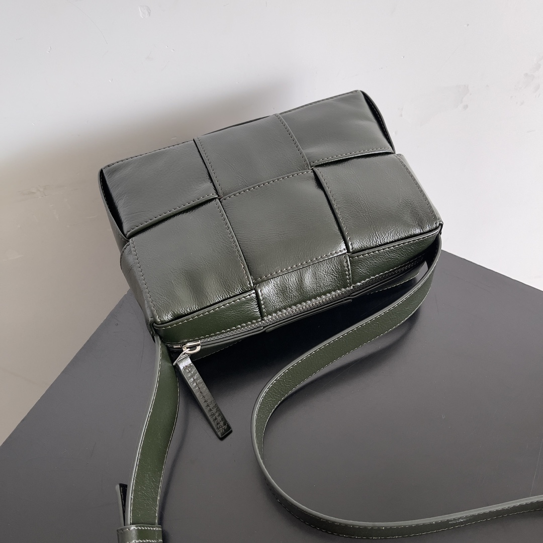 bo*te*ga Ve*ne*ta mini cassette bag-21*13*6.5cm