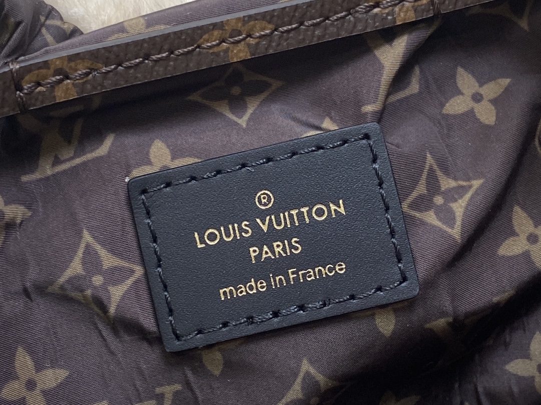 l0vis Vvtt0n ski nano teddy backpack m11919-16.5 x 13 x 25cm