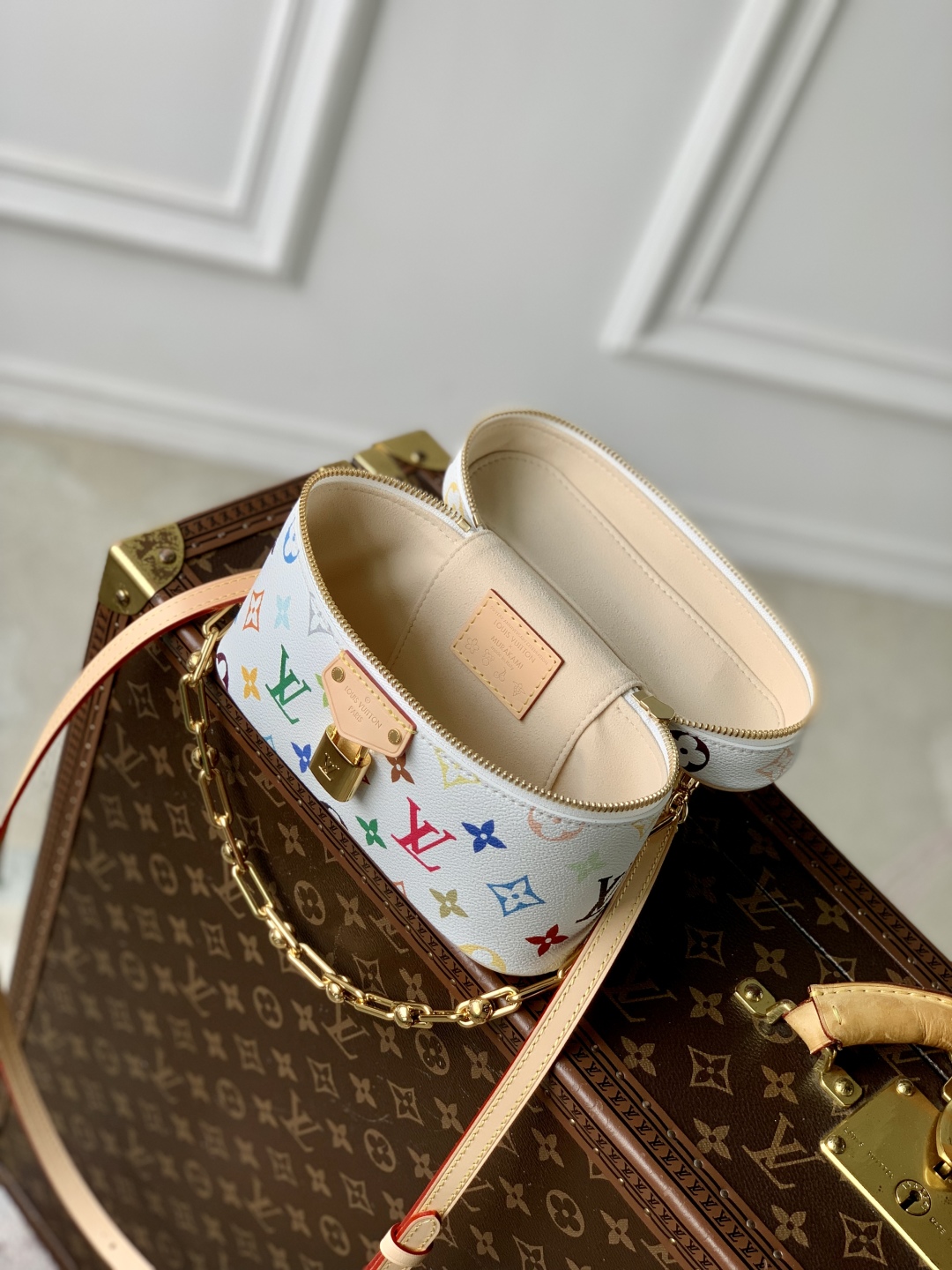 l0vis Vvtt0n vanity pouch -11.5 x 6.5 x 19cm