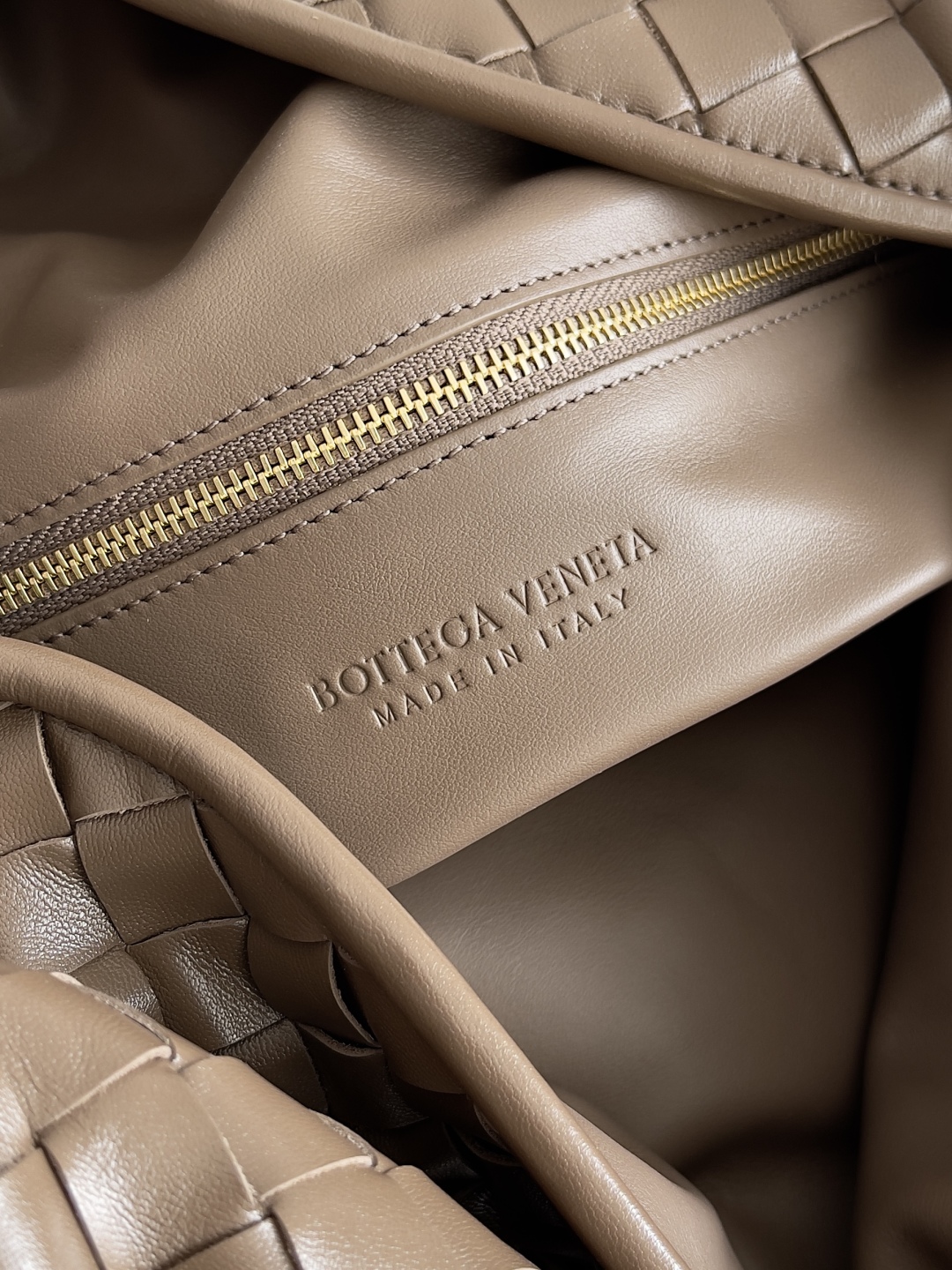 b0tt*ga Ven*ta hop bag-53*24*13cm