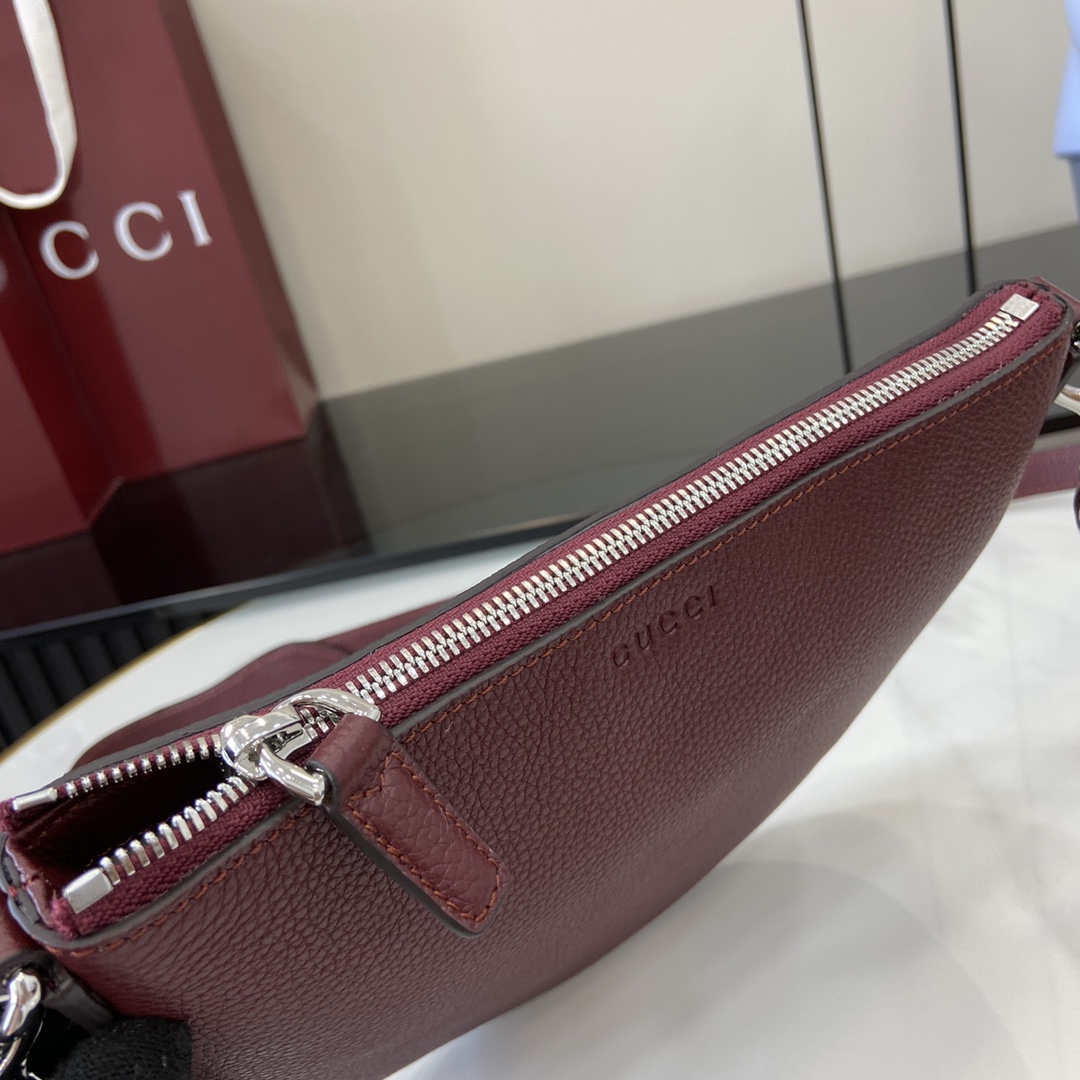 Gvc*1 Gvc*1 body bag-23 x 18.5 x 2 cm