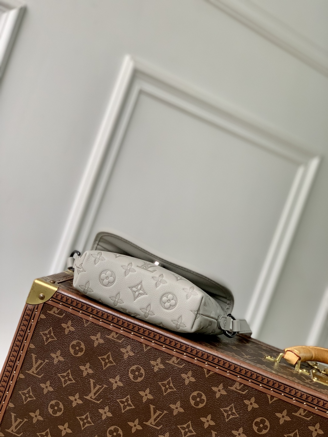 l0vis Vvtt0n pulse bag-m14794-16 x 5 x 22.5cm