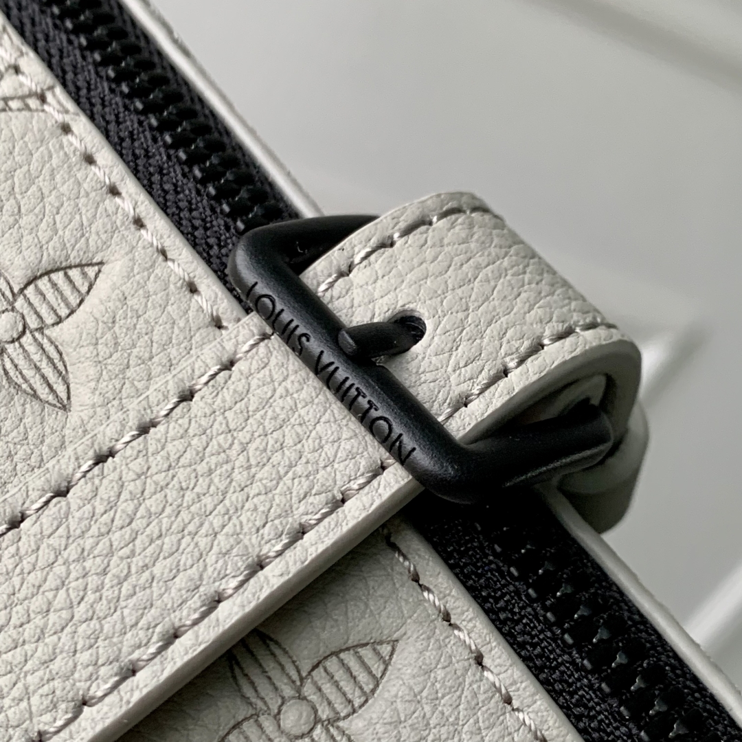 l0vis Vvtt0n pulse bag-m14794-16 x 5 x 22.5cm