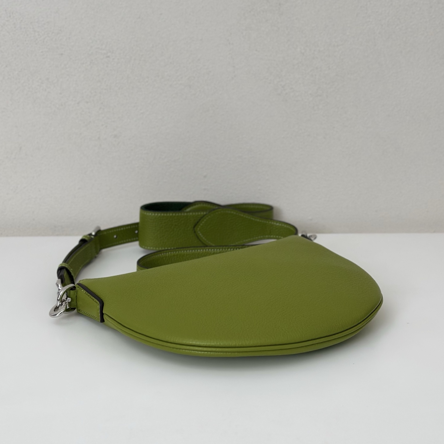 Gvc*1 g body leather bag-23*18.5*2cm