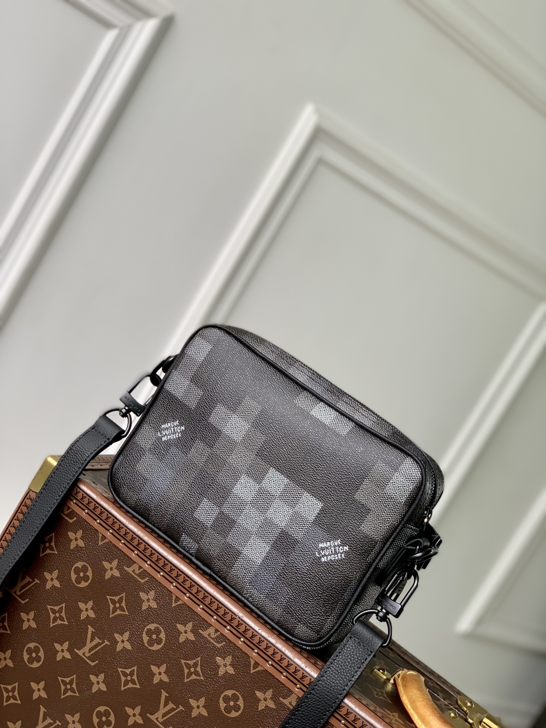 l0vis Vvtt0n nil messenger bag-25 x 17.5 x 11cm