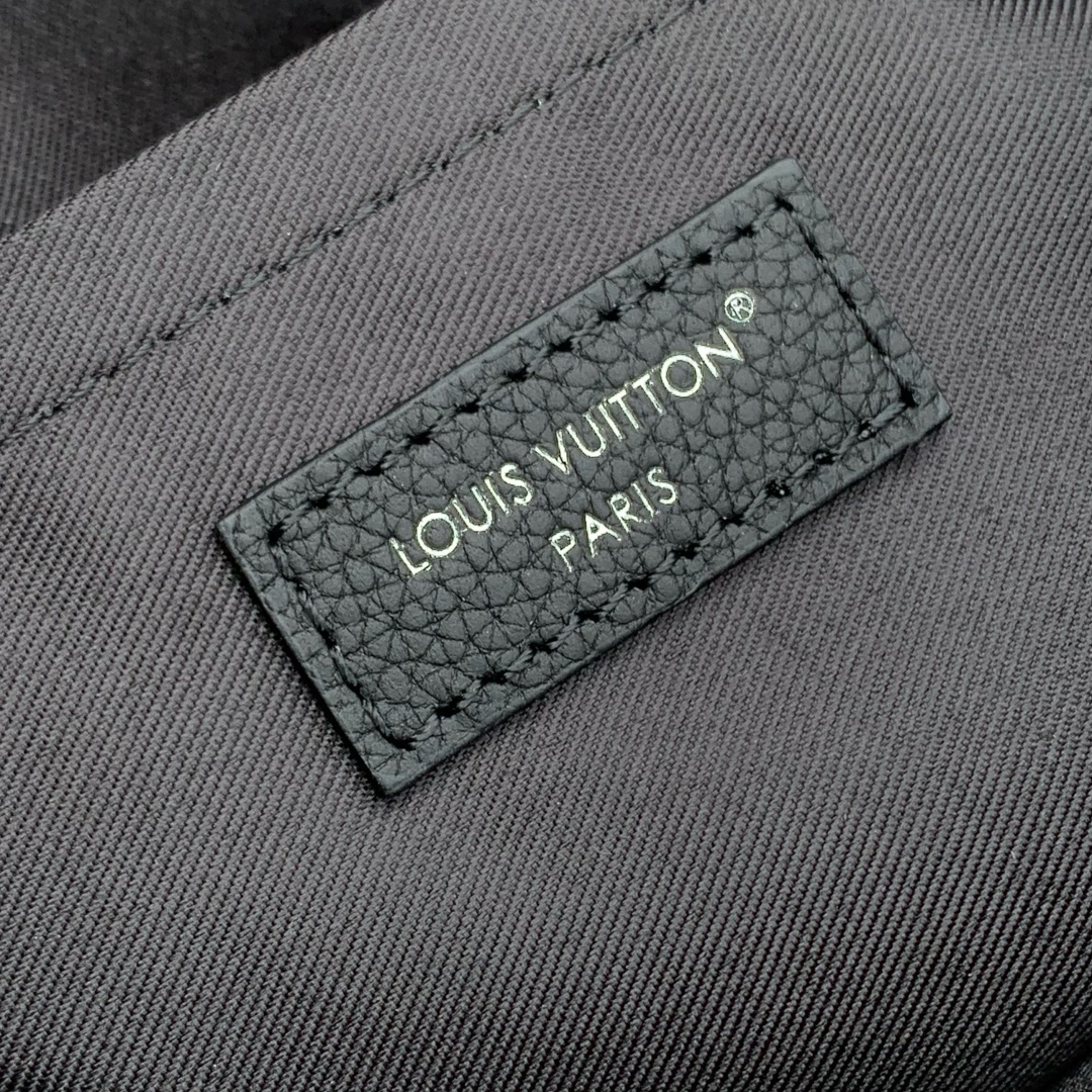 l0vis Vvtt0n nil messenger bag-25 x 17.5 x 11cm