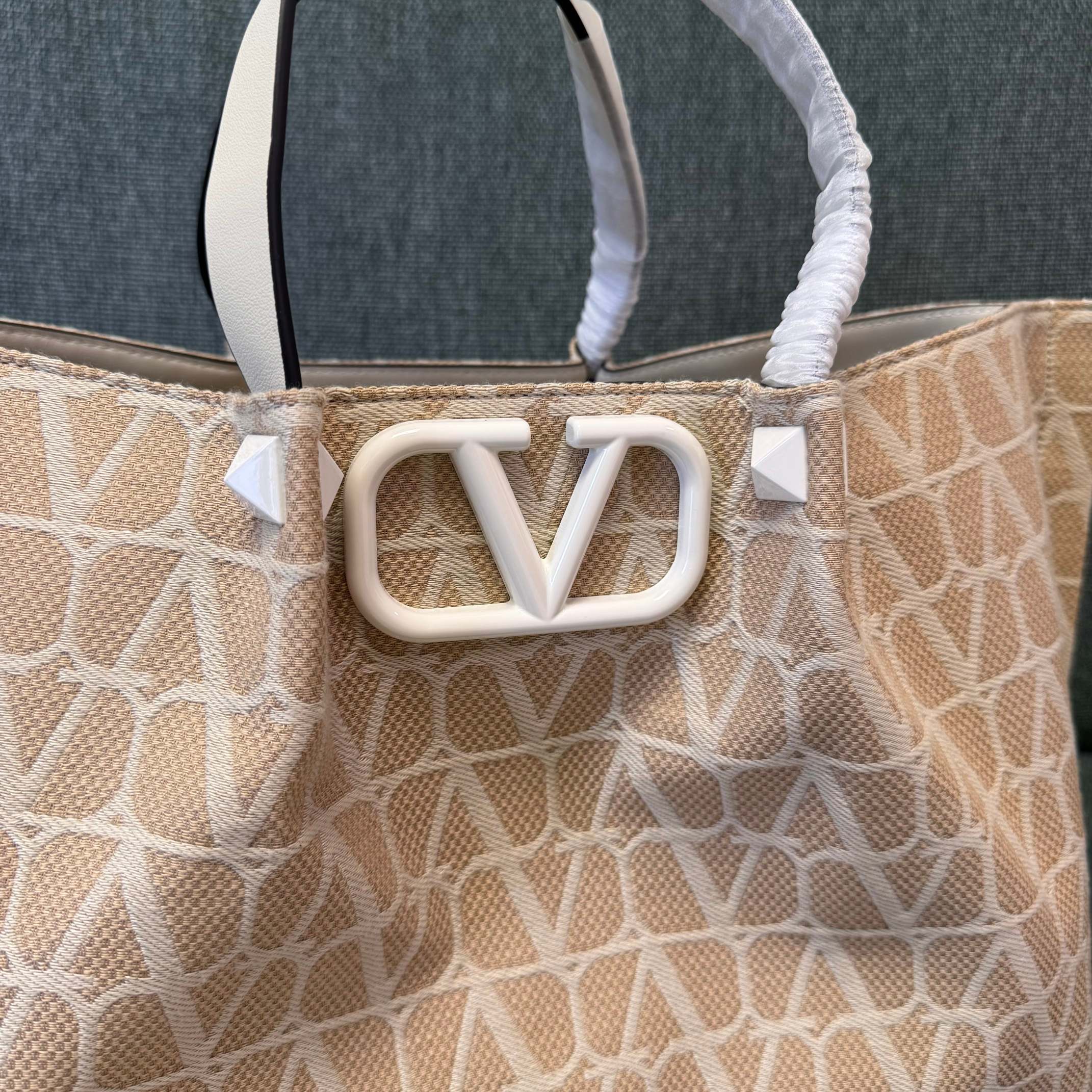 Va1e*ntin0 garavani toile iconographe raffia tote bag