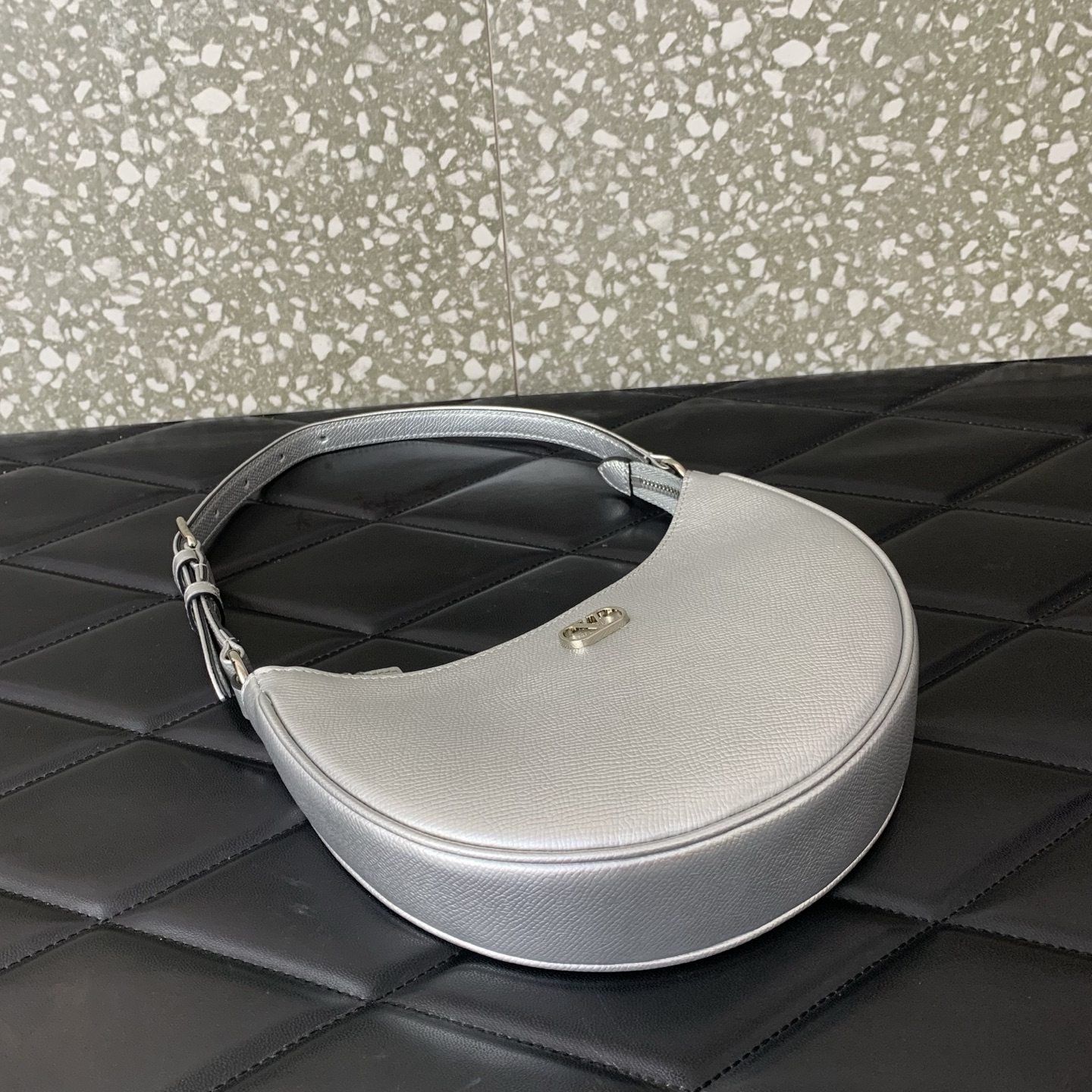 Va1e*ntin0 garavani vlogo signature-20*12*4cm