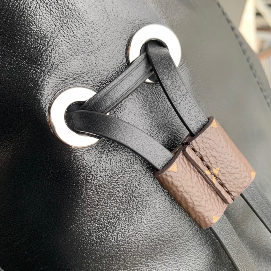 l0vis Vvtt0n off duty bag -25545-24 x 11.5 x 33cm