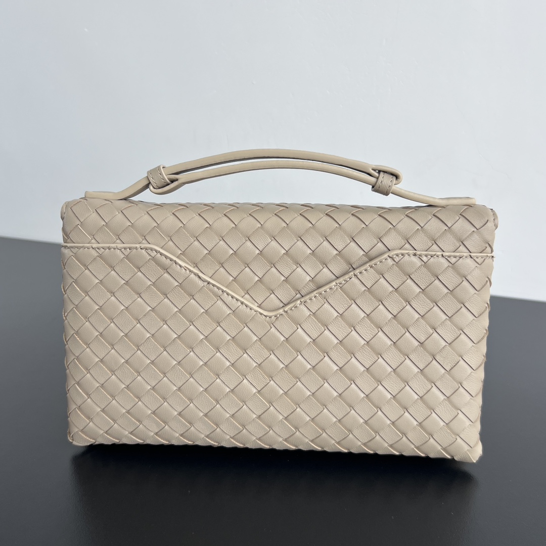 b0tt*ga Ven*ta knot lock bag-25x16x5.5cm