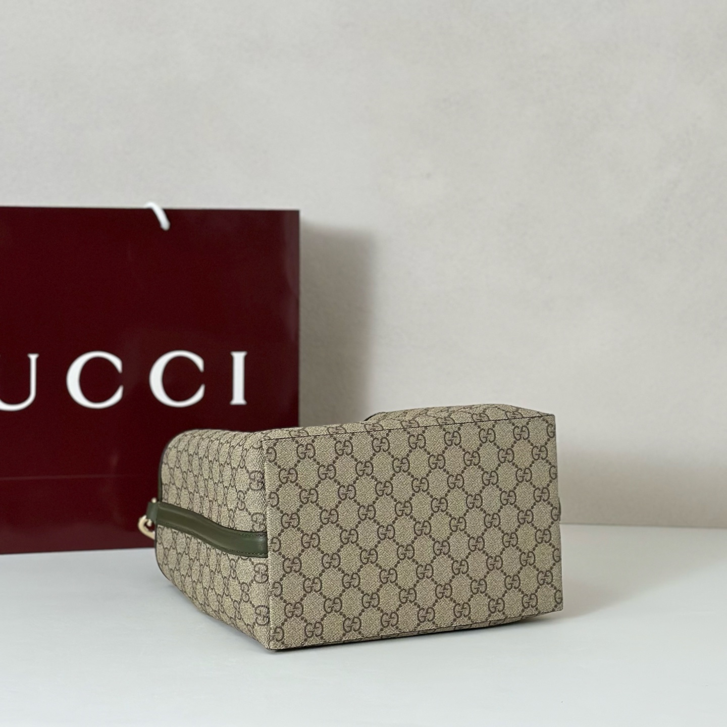 Gvc*1 medium emblem shoulder bag- 25-25-15.5cm