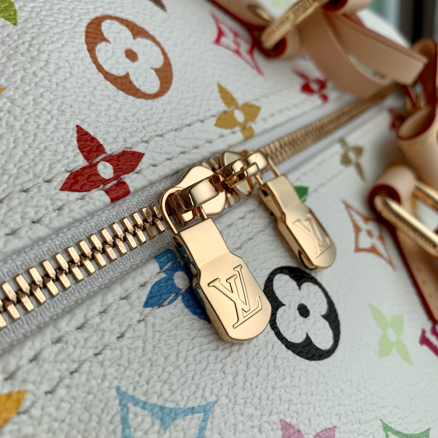 L0vis Vvtt0n Speedy Soft 30 Lucky-21 x 17 x 30CM