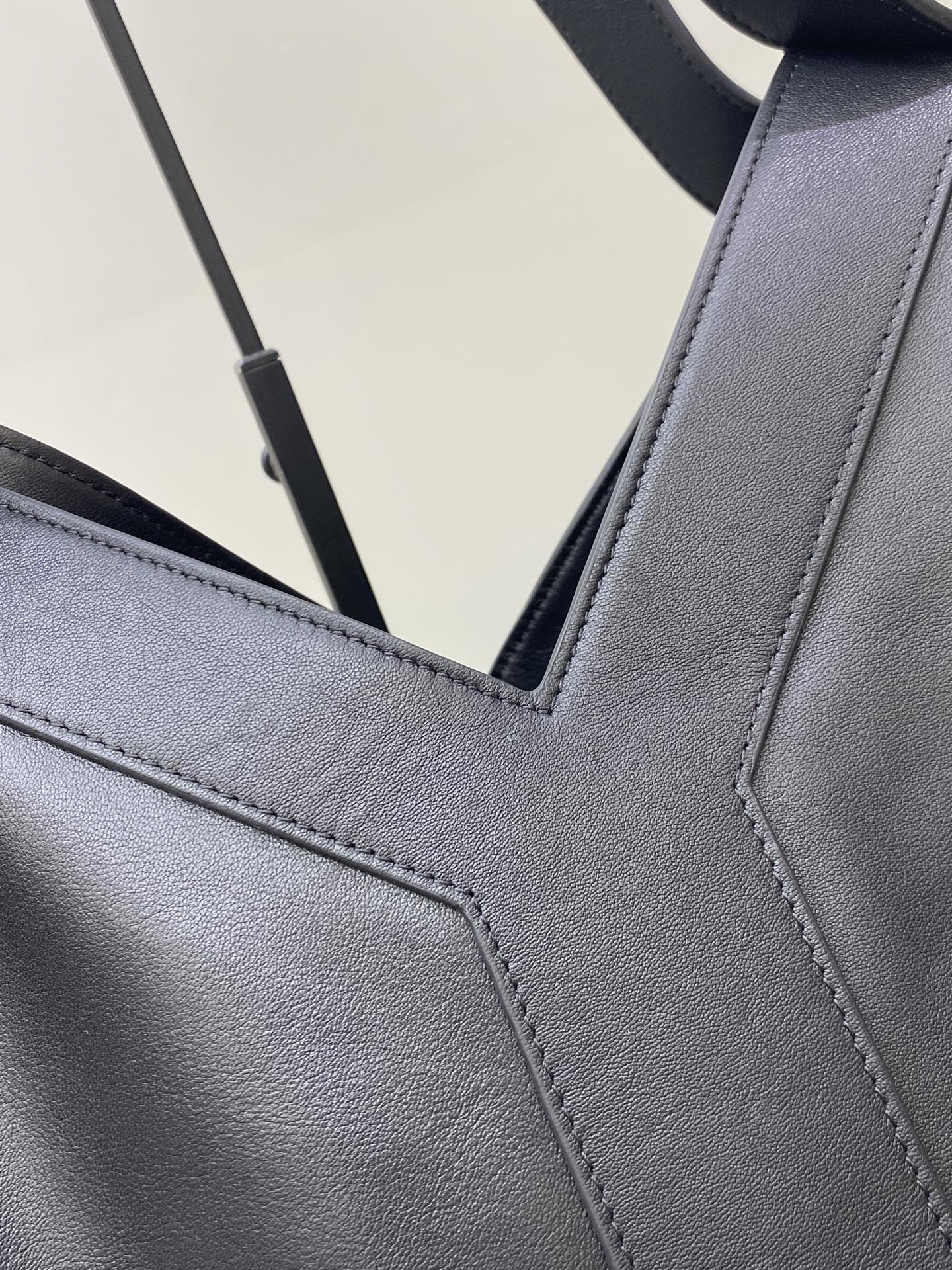 Sa1nt Lau*nt Santorini Lux Calfskin Y Drawstring Tote-26/50×15×34CM