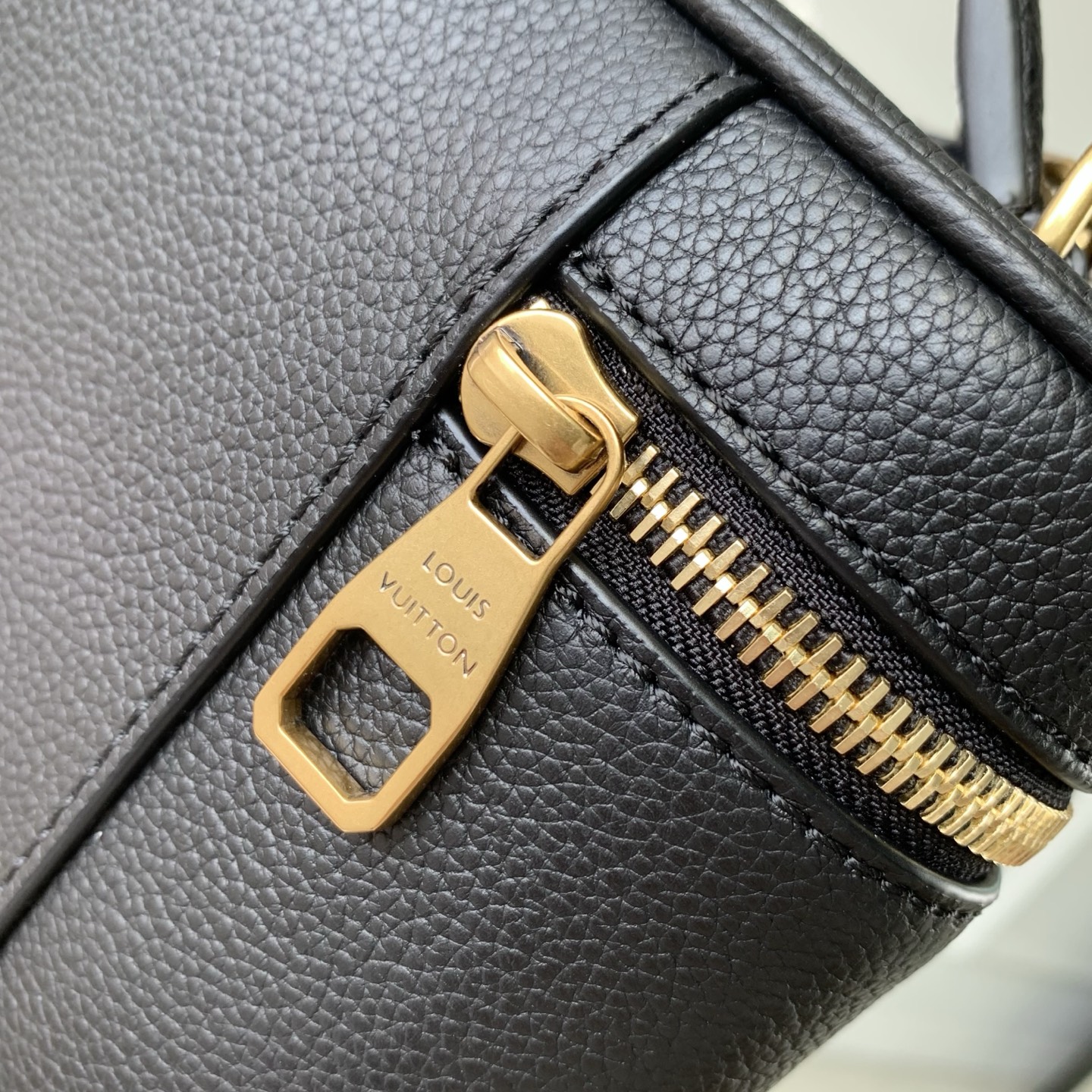 L0vis Vvtt0n Low Key Vanity Pouch-M27505-19 x 12 x 5.5CM