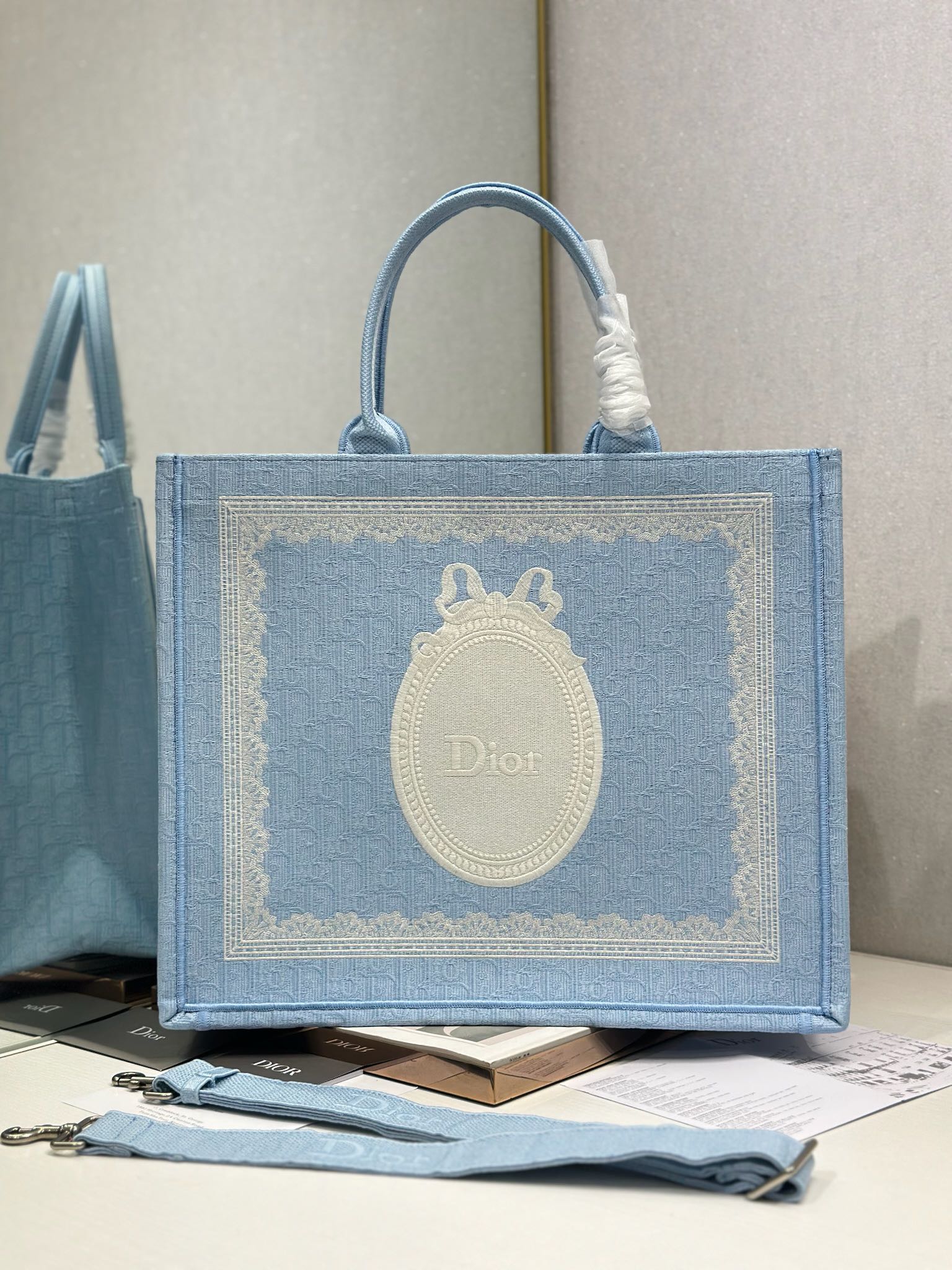 Diro Book Tote